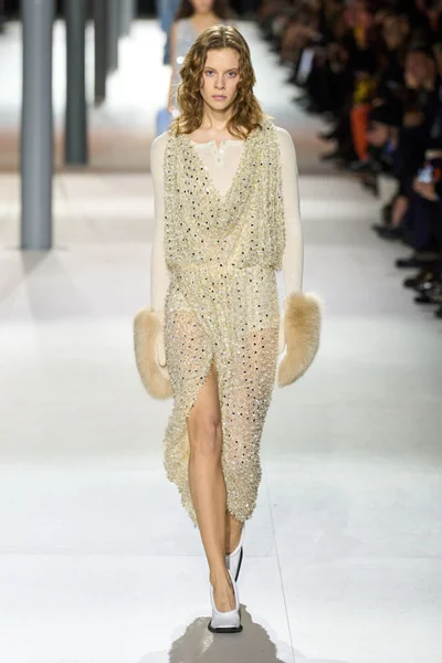 Look 10